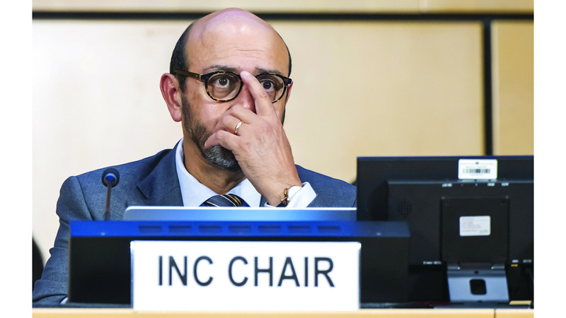 فالديفييس خلال إعلان إخفاق المفاوضات.  إي.بي.إيه