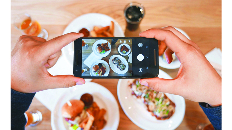 المطاعم تستعين بالمؤثرين الاجتماعيين لقدرتهم على جذب المتابعين إليها. أرشيفية