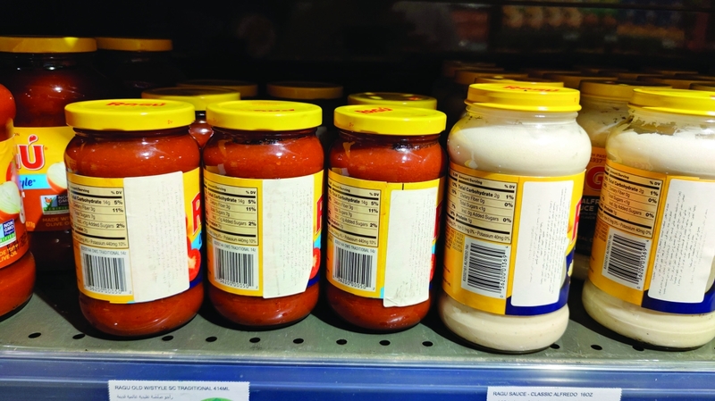 بعض السلع تحتاج ملصقات البيانات على عبواتها إلى عدسات مكبرة لقراءتها. الإمارات اليوم