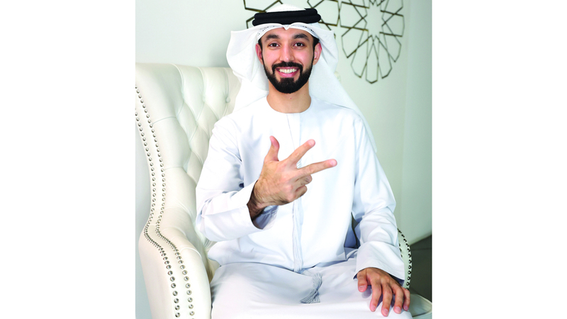 العوضي أكد أنه يسرد القصص والمعلومات كاملة وبدقة. تصوير: زافيير ويلسون