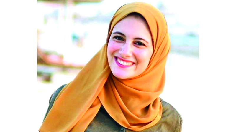 الدكتورة آية عبدالناصر: يجب ملاحظة مستوى كتفي الطفل بشكل مستمر وإجراء فحوص طبية دورية له لتفادي المشكلات الناتجة عن وزن الحقائب المدرسية.