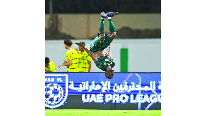 إلتون فيليبي يُحلق فرحاً بهدف خورفكان الثاني. تصوير: زيشان أحمد