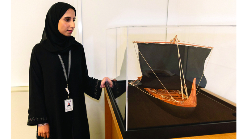 عائشة المنصوري أكدت أن مشروع «ماجان» هدف لإحياء القارب التاريخي الذي كان يستخدم في المنطقة. تصوير: دينيس مالاري