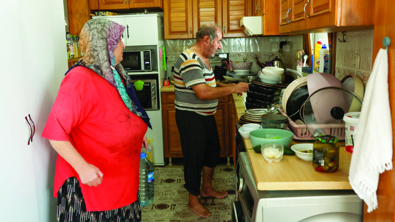 محمد وزوجته فاطمة سهرا الليل لملء الزجاجات حال عودة إمدادات المياه. رويترز