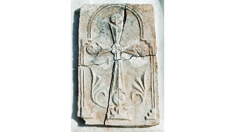 الصليب الجصي المكتشف وجد كاملاً في فناء أحد المنازل التابعة لكنيسة جزيرة صير بني ياس. تصوير: إريك أرازاس