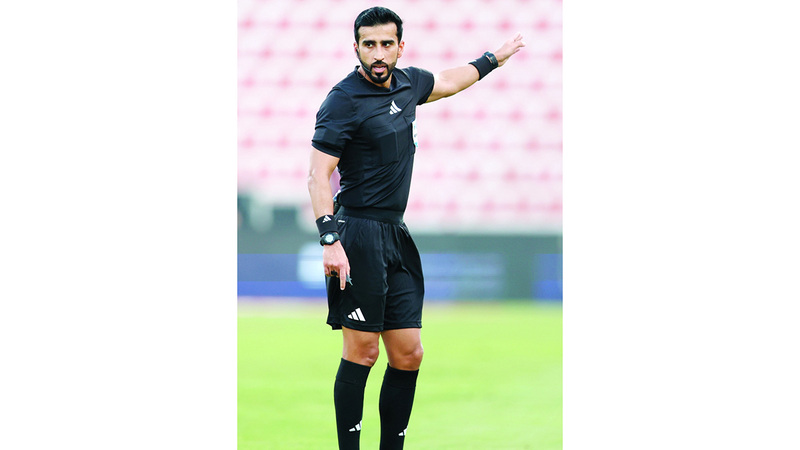 الحكم سلطان محمد صالح أدار مباراة شباب الأهلي والظفرة. تصوير: سالم خميس