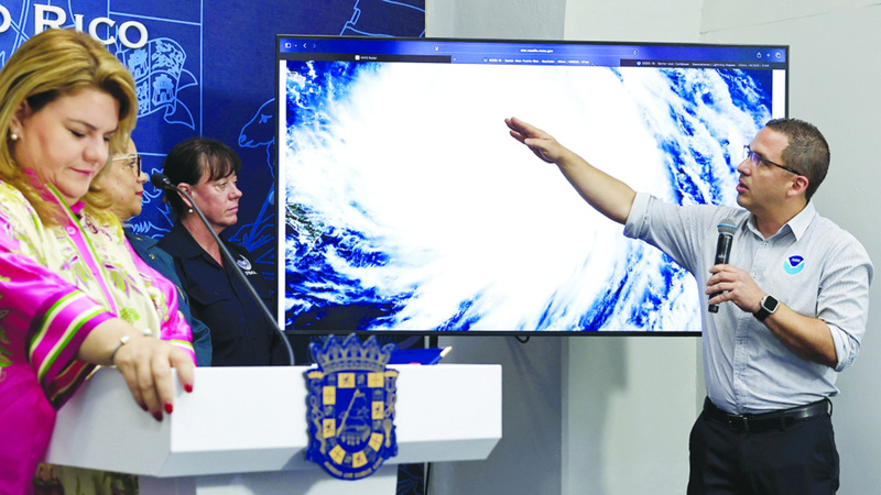 مسؤول هيئة الأرصاد في بورتوريكو يشرح تطورات الإعصار. إي.بي.إيه