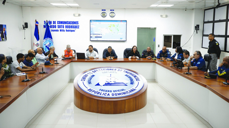 المسؤولون في الدومينكان خلال اجتماع لمتابعة الإعصار. إي.بي.إيه