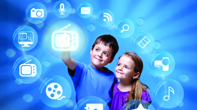 دخول الأطفال في عالم «السوشيال ميديا» يُعرّضهم للاستغلال التجاري المبكر. أرشيفية