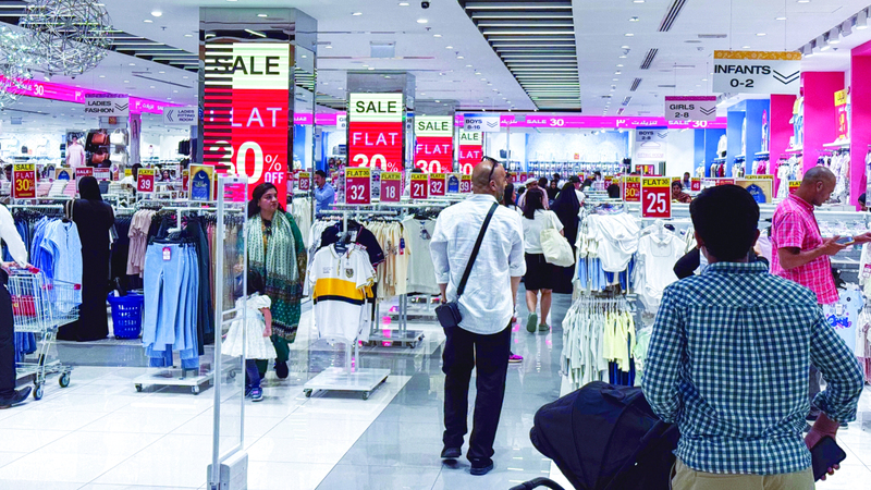 المنافسة بين منافذ البيع سيكون لها مردود مفيد على الأسر المستهلكة. تصوير: أشوك فيرما