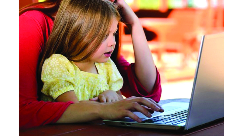 الدوام المرن يُسهم في منح المرأة العاملة الوقت لرعاية أطفالها. أرشيفية