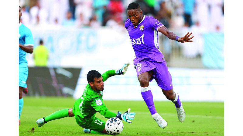 مهاجم العين لابا كودجو أمام فرصة التسجيل بمرمى دبا. تصوير: زيشان أحمد