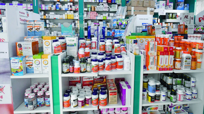 «الإمارات للتأمين»: وصفات الأدوية المبالغ فيها تُحدث أثراً سلبياً في المريض. تصوير: نجيب محمد