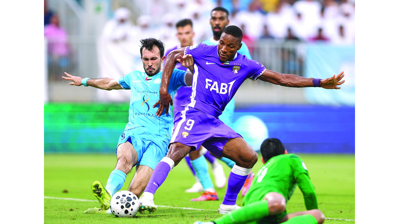 لاعب العين لابا كودجو&nbsp;يحاول التسجيل في مرمى دبا. تصوير: زيشان أحمد