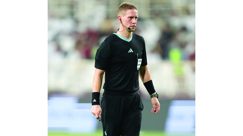 الحكم النرويجي إسبين أسكاس قاد مباراة الوحدة وشباب الأهلي. تصوير: سالم خميس