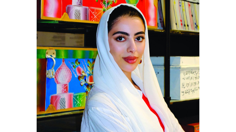 نورة المنصوري: فخورة بعملي الذي يضعني في قلب حركة ثقافية تُسهم في تشكيل هوية دولة الإمارات على الساحة العالمية، إذ ألتقي زواراً من أنحاء العالم.