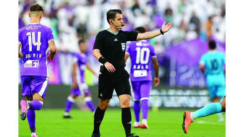 سابقة عيناوية في كأس المحترفين.. حكم أجنبي في الدور التمهيدي         