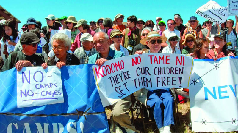 أميركيون ذوو أصول يابانية يحتجون على إنشاء مراكز الاحتجاز من قبل وحدة تطبيق قوانين الهجرة الأميركية. من المصدر