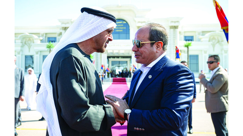محمد بن زايد لدى مغادرته مطار العلمين الدولي وفي وداعه عبدالفتاح السيسي. من المصدر