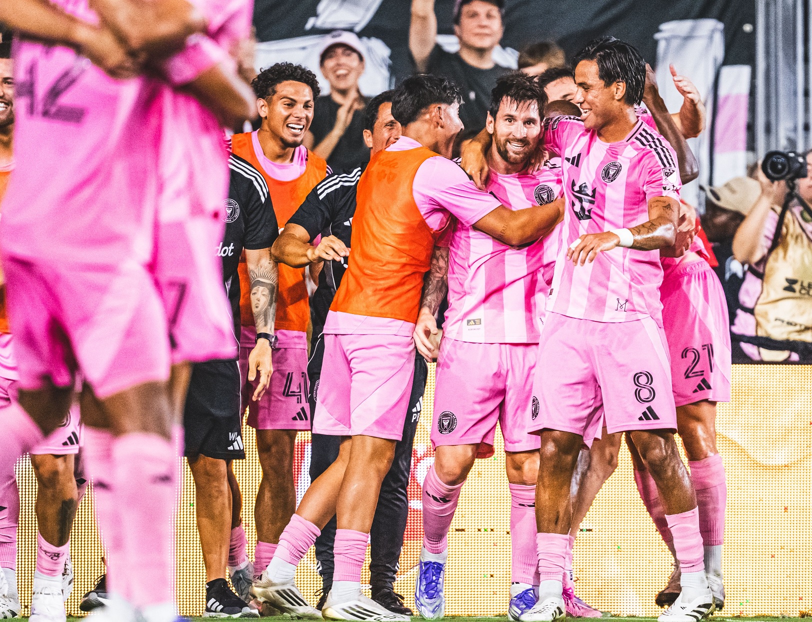 بهدفين ساحرين وجنون كرة القدم.. ميسي إلى نهائي "كأس الرابطتين" (فيديو)