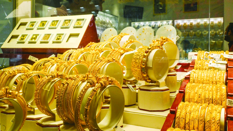 المتعاملون يعيدون بيع المشغولات للاستفادة من ارتفاع أسعار الذهب. تصوير: أشوك فيرما