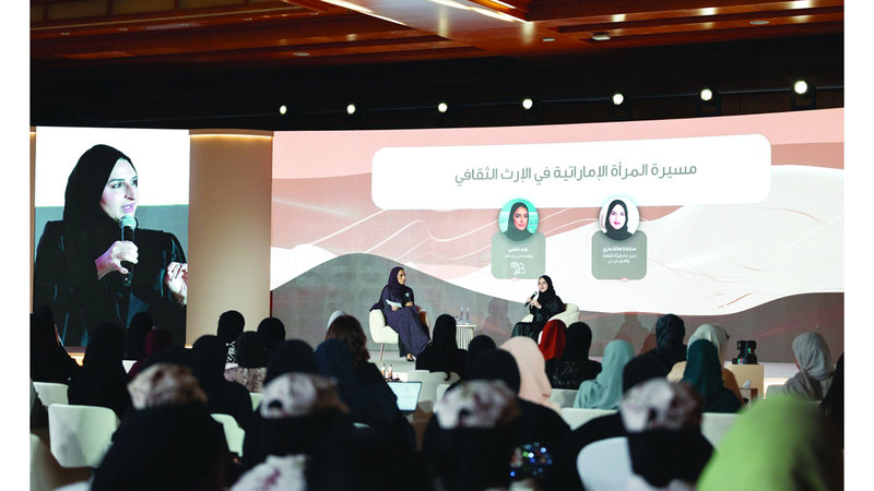 هالة بدري خلال مشاركتها في جلسة «مسيرة المرأة الإماراتية في الإرث الثقافي». من المصدر