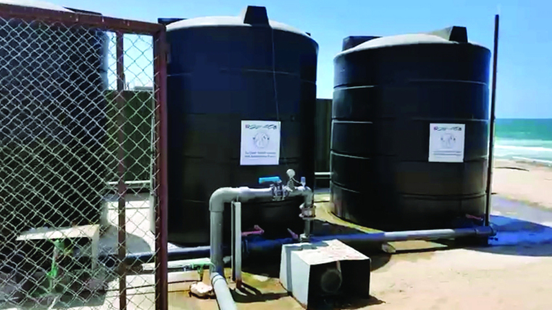 المشروع يخفف حدة أزمة المياه التي يعاني منها مئات آلاف النازحين. وام