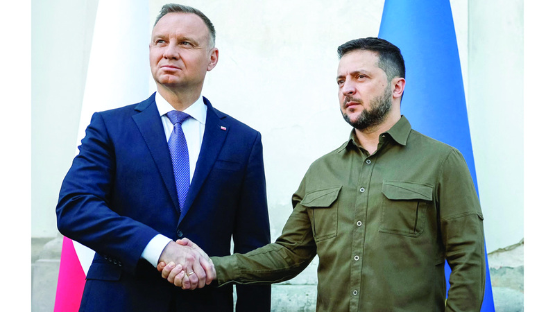 أندريه دودا خلال اجتماع مع الرئيس الأوكراني فولوديمير زيلينسكي. رويترز