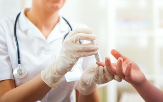 الصورة: في غياب الكشف الدوري.. مضاعفات خطرة تقود مرضى لاكتشاف «السكر الخفي»