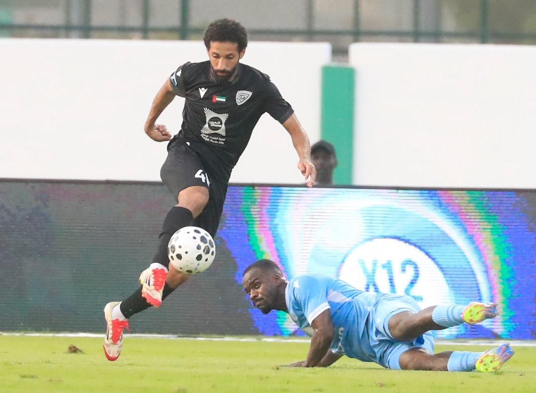 خورفكان يتعادل مع بني ياس بـ«نيران صديقة»