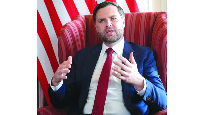 دي فانس زار جزيرة غرينلاند ووجّه انتقادات لحكومة الدنمارك. رويترز