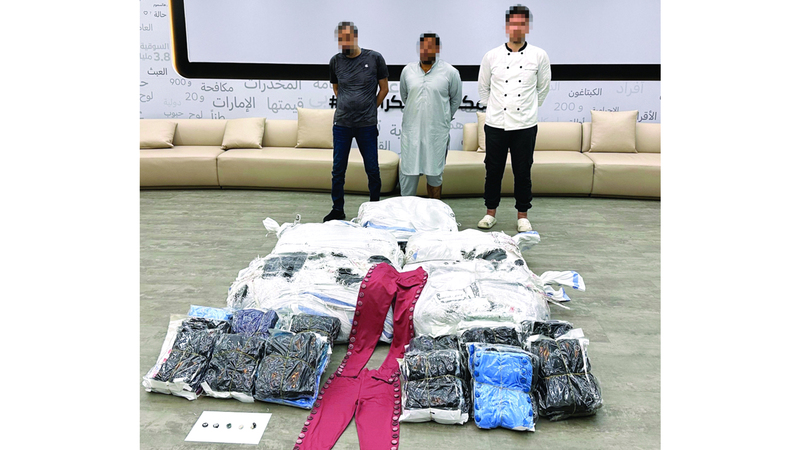 عصابة «الأزرار السامة» المكونة من ثلاثة أشخاص مع المضبوطات. من المصدر