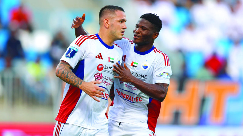 راي ماناي (يسار) يتلقّى التهنئة من زميله كامارا. تصوير: زيشان أحمد