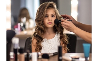 الصورة: «خدمات الأطفال بالصالونات».. مخاطر صحية جسيمة.. ومطالب بمنعها دون سن الـ 18