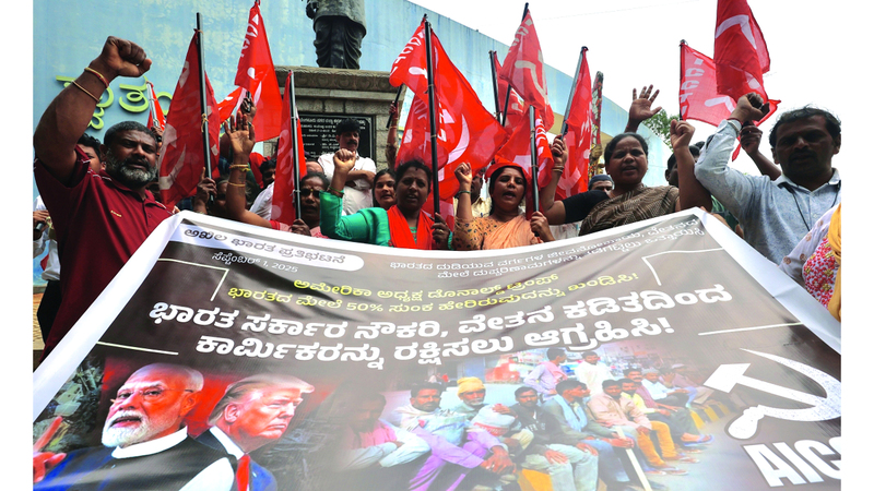 هنود يتظاهرون ضد الرسوم  الجمركية وتضرر سوق العمل. إي.بي.إيه