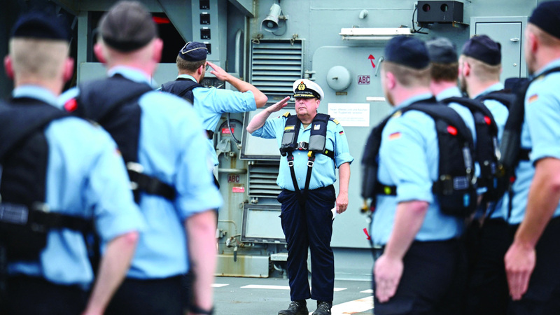 استعدادات نهائية قبل مغادرة سفينة الإمداد البحرية الألمانية «دوناو». رويترز