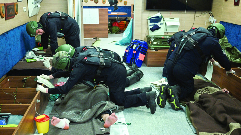 أفراد طاقم الإنقاذ يتمرنون على حالات الإصابة. رويترز