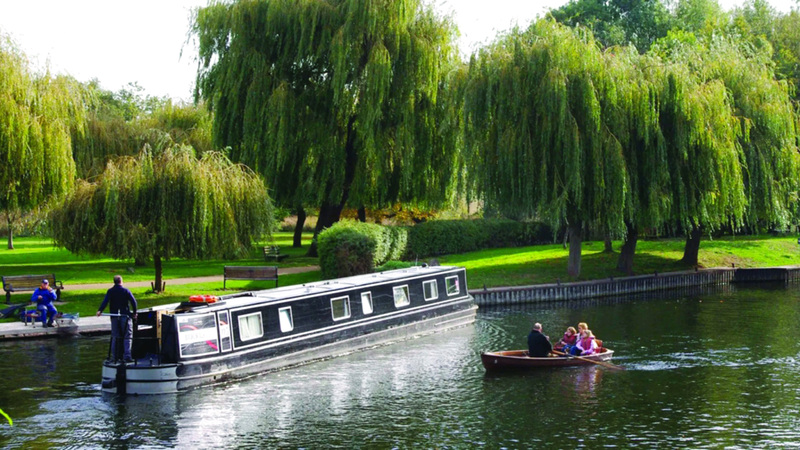 أصحاب القوارب الرُحّل يعيشون على قنوات بريطانيا وأنهارها الصالحة للملاحة دون دفع ثمن رسو دائم. أرشيفية