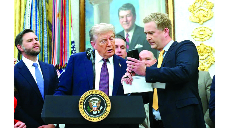 مراسل قناة «فوكس نيوز» خلال عرضه الفيديو على هاتفه لترامب. من المصدر