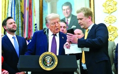 الصورة: ترامب نافياً صحة فيديو من البيت الأبيض: مزيف.. ومن إنتاج الذكاء الاصطناعي