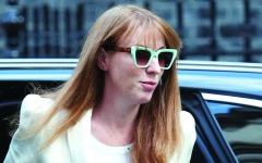 الصورة: وزيرة بريطانية استخدمت تعويضات ابنها المعاق لشراء منزل ثانٍ