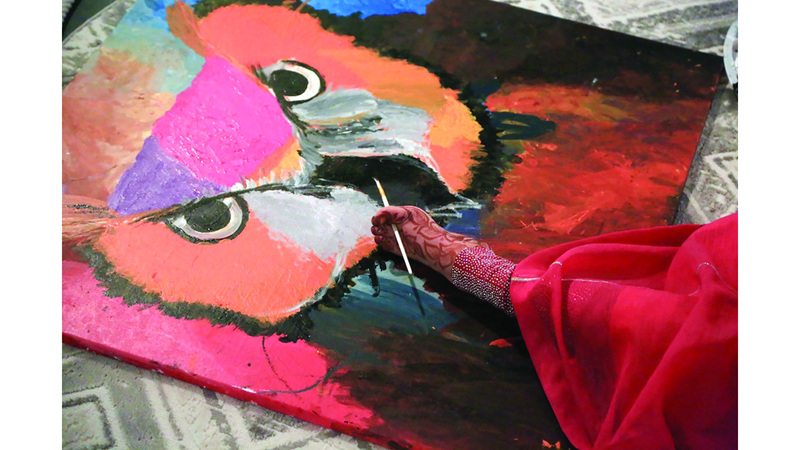 الفنانة الإماراتية موزة عبدالله لم تسمح لإعاقتها بأن تقف حاجزاً أمام أحلامها. من المصدر