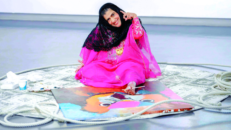 الفنانة الإماراتية موزة عبدالله لم تسمح لإعاقتها بأن تقف حاجزاً أمام أحلامها. من المصدر