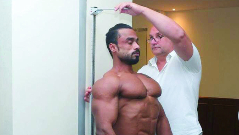 من إجراءات الوزن للمشاركين تمهيداً لبدء الاستعراضات. من المصدر