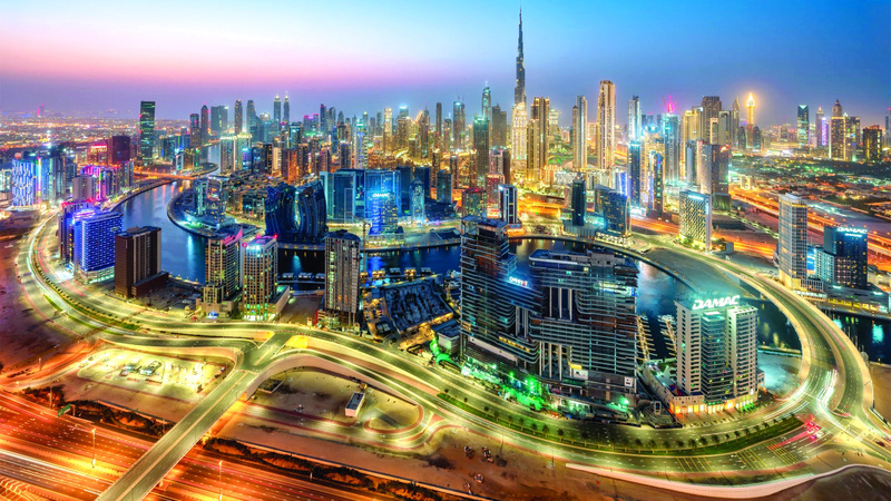 مشاهد من المدينة التي جعلت الدهشة جزءاً من يومياتها. أرشيفية   