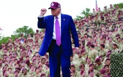 الصورة: ترامب وهيغسيث يريدان تحويل الجيش الأميركي إلى أداة للولاء الشخصي