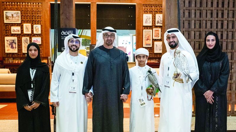 رئيس الدولة خلال جولته في المعرض. وام