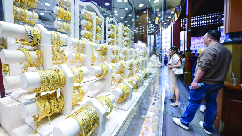 زيادة عدد السياح عزّزت من استمرار نمو الطلب على المشغولات والسبائك الذهبية. تصوير: باتريك كاستيلو