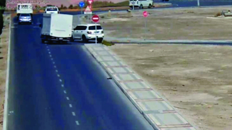 مركبة تدخل على مسار شاحنة. من المصدر