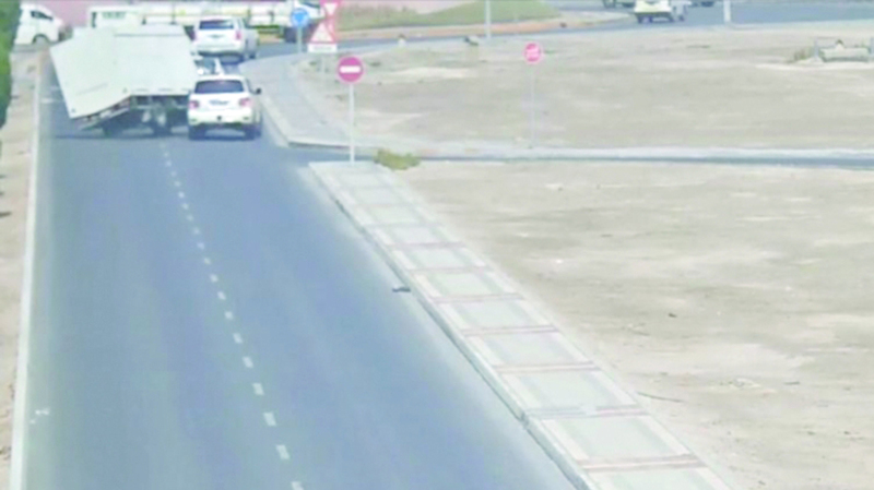 انقلاب شاحنة أثناء محاولة تفادي الاصطدام بمركبة. من المصدر